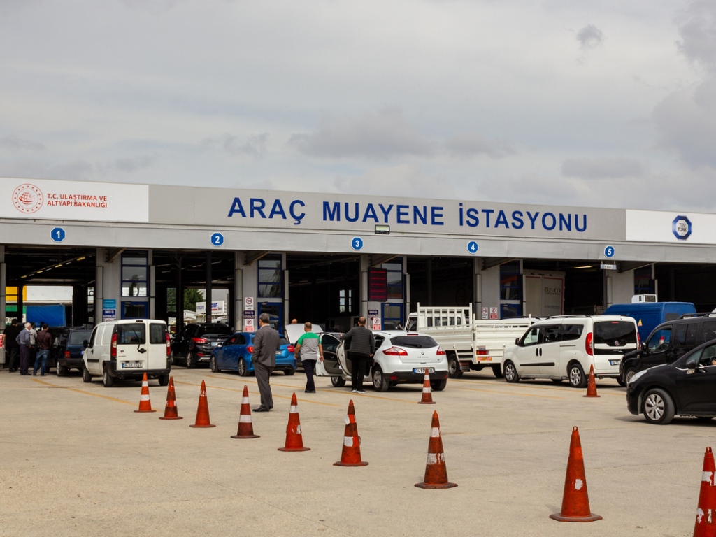 Araç Muayenesinde En Çok Kaldıran 10 Sebep (TÜVTÜRK 2025 Rehberi)